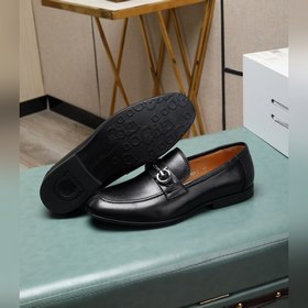 (Водокрасная кожа) Salvatore Ferragamo – это международный бренд