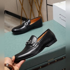 (Водокрасная кожа) Salvatore Ferragamo – это международный бренд