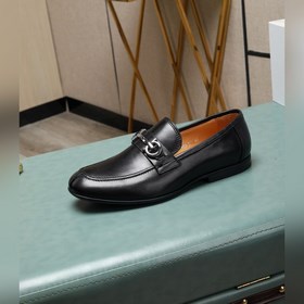 (Водокрасная кожа) Salvatore Ferragamo – это международный бренд 