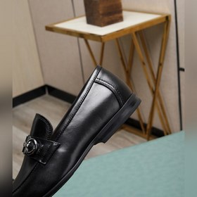 (Водокрасная кожа) Salvatore Ferragamo – это международный бренд 