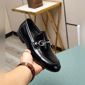 (Водокрасная кожа) Salvatore Ferragamo – это международный бренд 