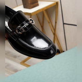 (Водокрасная кожа) Salvatore Ferragamo – это международный бренд 