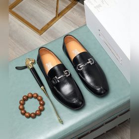 (Водокрасная кожа) Salvatore Ferragamo – это международный бренд