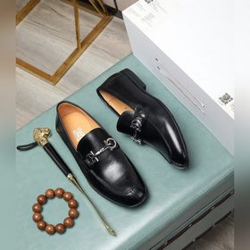 (Водокрасная кожа) Salvatore Ferragamo – это международный бренд