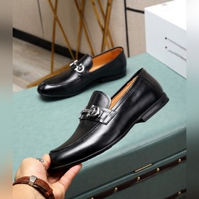 (Водокрасная кожа) Salvatore Ferragamo – это международный бренд