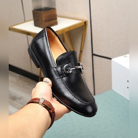 (Водокрасная кожа) Salvatore Ferragamo – это международный бренд 