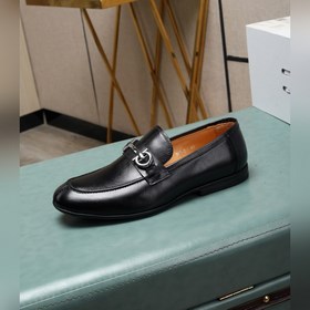 (Водокрасная кожа) Salvatore Ferragamo – это международный бренд 
