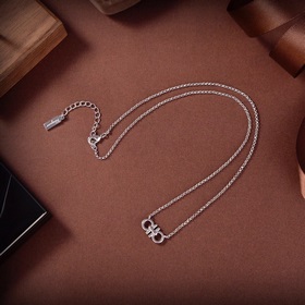 Новое серебряное колье от Ferragamo с уникальным дизайном индивид