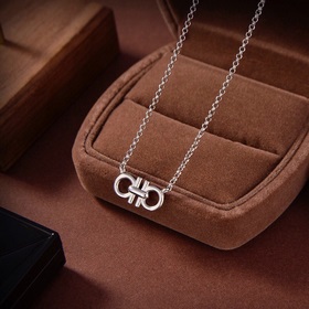 Новое серебряное колье от Ferragamo с уникальным дизайном индивид