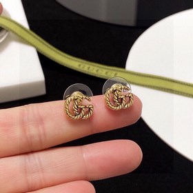 Новые серьги-гвоздики Gucci. Простой и универсальный дизайн. Сдер