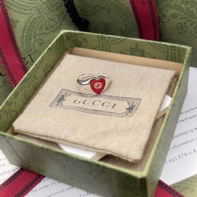 Gucci Маленькое кольцо с эмалью виде красного и синего сердца Раз