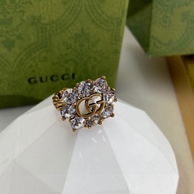 Оригинальные украшения Gucci с палевым покрытием в стиле ретро. В