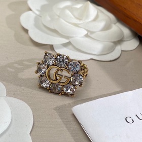 Оригинальные украшения Gucci с палевым покрытием в стиле ретро. В