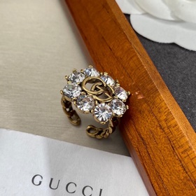 Оригинальные украшения Gucci с палевым покрытием в стиле ретро. В