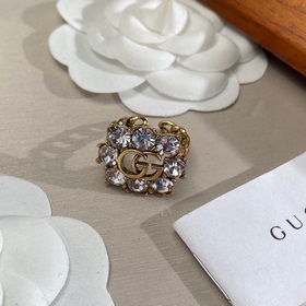 Оригинальные украшения Gucci с палевым покрытием в стиле ретро. В