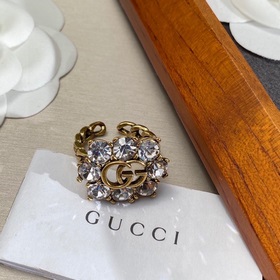 Оригинальные украшения Gucci с палевым покрытием в стиле ретро. В