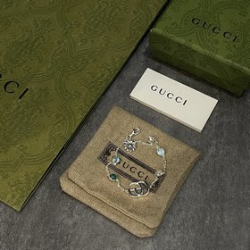 Gucci Браслет с двойным логотипом G из перламутра и камня пато, в