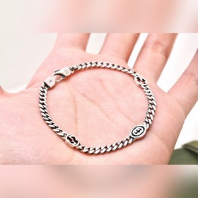 Gucci 4 мм браслет с двойным логотипом G из черной эмали. Дизайн 