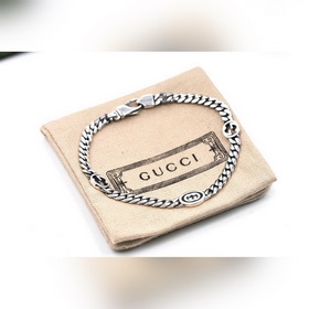Gucci 4 мм браслет с двойным логотипом G из черной эмали. Дизайн 
