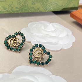 Серьги в форме сердца Gucci, доступные в магазинах. Браслет из па