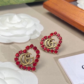 Серьги в форме сердца Gucci, доступные в магазинах. Браслет из па