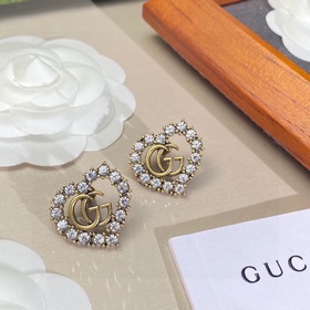 Серьги в форме сердца Gucci, доступные в магазинах. Браслет из па