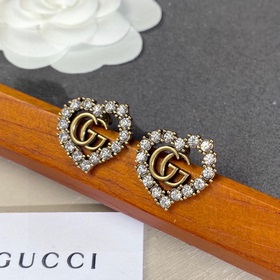 Серьги в форме сердца Gucci, доступные в магазинах. Браслет из па