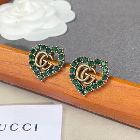 Серьги в форме сердца Gucci, доступные в магазинах. Браслет из па