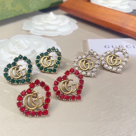 Серьги в форме сердца Gucci, доступные в магазинах. Браслет из па