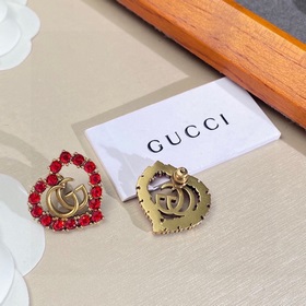 Серьги в форме сердца Gucci, доступные в магазинах. Браслет из па