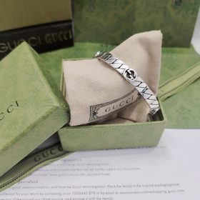 Браслет GUcci с изящной конструкцией виде конской уздечки перепле