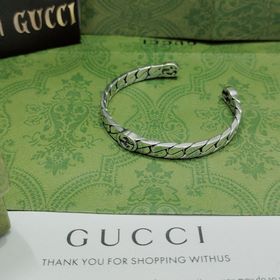 Браслет Gucci имеет три пары G в форме конской уздечки. Размер： 1