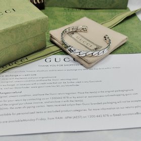 Браслет Gucci имеет три пары G в форме конской уздечки. Размер： 1