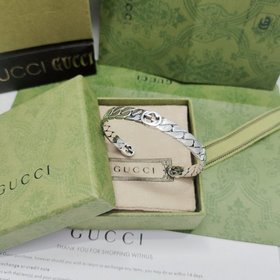 Браслет Gucci имеет три пары G в форме конской уздечки. Размер： 1