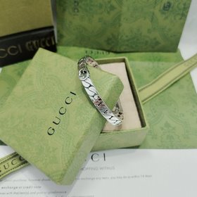 Браслет Gucci имеет три пары G в форме конской уздечки. Размер： 1