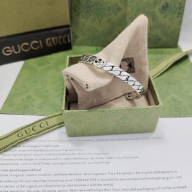 Браслет Gucci имеет три пары G в форме конской уздечки. Размер： 1