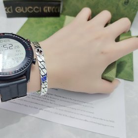 Браслет Gucci имеет три пары G в форме конской уздечки. Размер： 1
