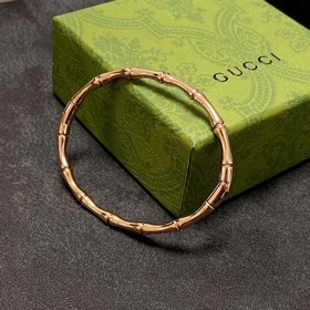 Ранневесенний наряд, подчеркивающий ваш стиль, с браслетом Gucci