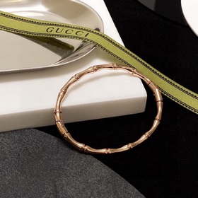 Ранневесенний наряд, подчеркивающий ваш стиль, с браслетом Gucci 
