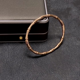 Ранневесенний наряд, подчеркивающий ваш стиль, с браслетом Gucci 