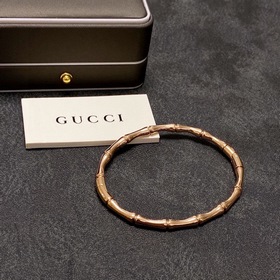 Ранневесенний наряд, подчеркивающий ваш стиль, с браслетом Gucci 