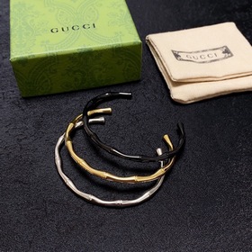 Ранневесенний наряд, подчеркивающий ваш стиль, с браслетом Gucci