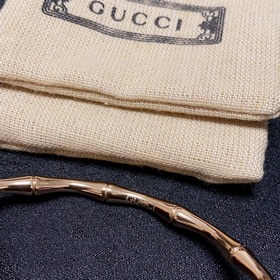 Ранневесенний наряд, подчеркивающий ваш стиль, с браслетом Gucci