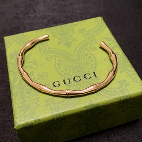 Ранневесенний наряд, подчеркивающий ваш стиль, с браслетом Gucci 