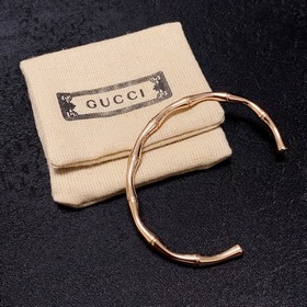 Ранневесенний наряд, подчеркивающий ваш стиль, с браслетом Gucci 