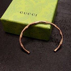 Ранневесенний наряд, подчеркивающий ваш стиль, с браслетом Gucci 