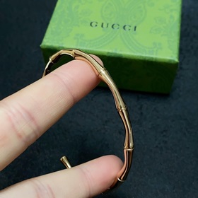 Ранневесенний наряд, подчеркивающий ваш стиль, с браслетом Gucci 