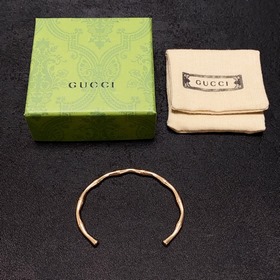 Ранневесенний наряд, подчеркивающий ваш стиль, с браслетом Gucci 