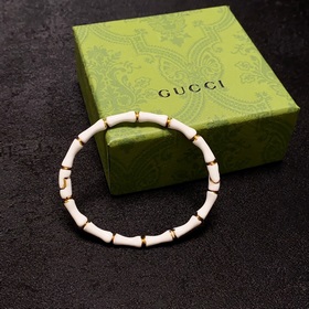 Ранней весной носите белый браслет Gucci с бамбуковым узором, кот