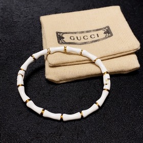 Ранней весной носите белый браслет Gucci с бамбуковым узором, кот
